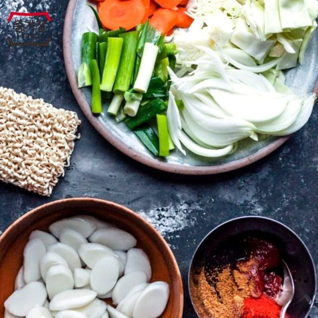 Kluski Ryżowe Koreańskie Tteokbokki Topokki Plasterki 500g JONGGA