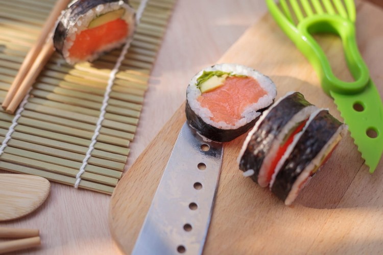 Zestaw Maszynka Roller Do Robienia Sushi Z Rolką Mata Nóż Biała Bazooka