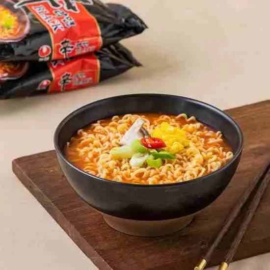 Koreańska Zupka Błyskawiczna Instant Shin Ramyun Black Ostra Hot 130g NONGSHIM