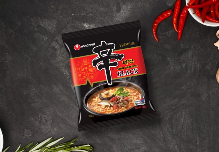 Koreańska Zupka Błyskawiczna Instant Shin Ramyun Black Ostra Hot 130g NONGSHIM
