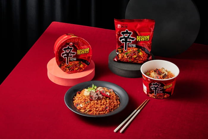Koreański Błyskawiczny Makaron Instant Shin Ramyun Stir Fry Ostry Hot 131g NONGSHIM