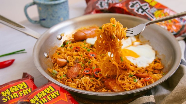 Koreański Błyskawiczny Makaron Instant Shin Ramyun Stir Fry Ostry Hot 131g NONGSHIM