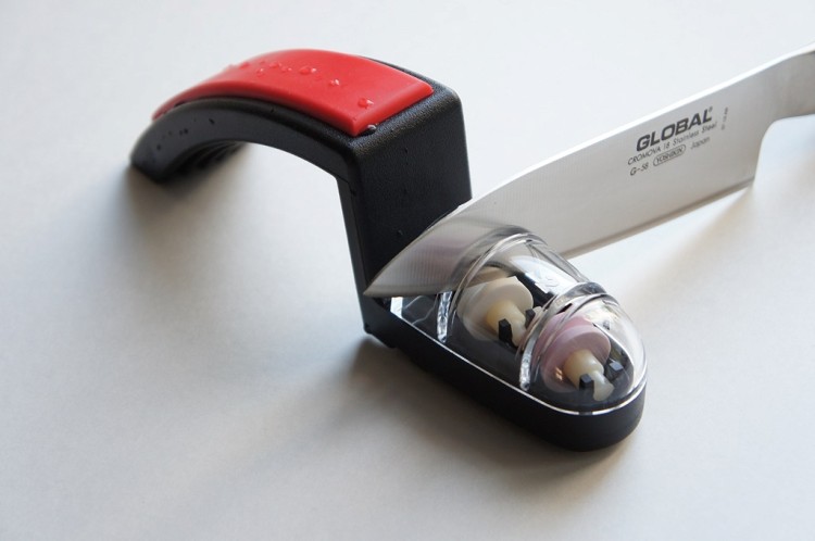 Global MinoSharp Japońska Ceramiczna Ostrzałka Wodna Do Noży 220 Czarno-Czerwona 220BR