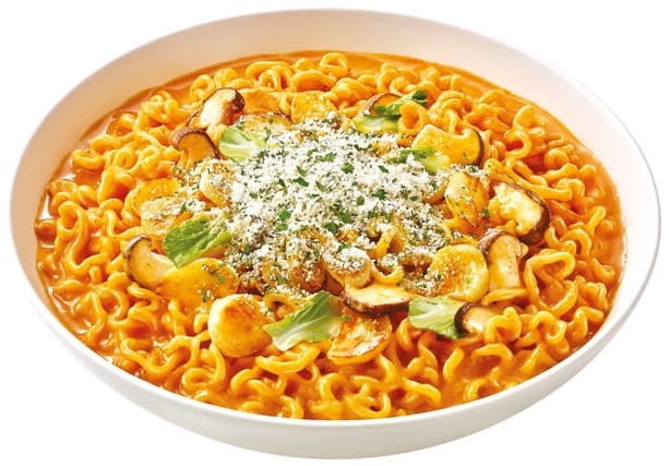 Koreański Błyskawiczny Makaron Instant Shin Ramyun Stir Fry Spicy Creamy Toomba 137g NONGSHIM