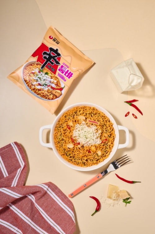 Koreański Błyskawiczny Makaron Instant Shin Ramyun Stir Fry Spicy Creamy Toomba 137g NONGSHIM