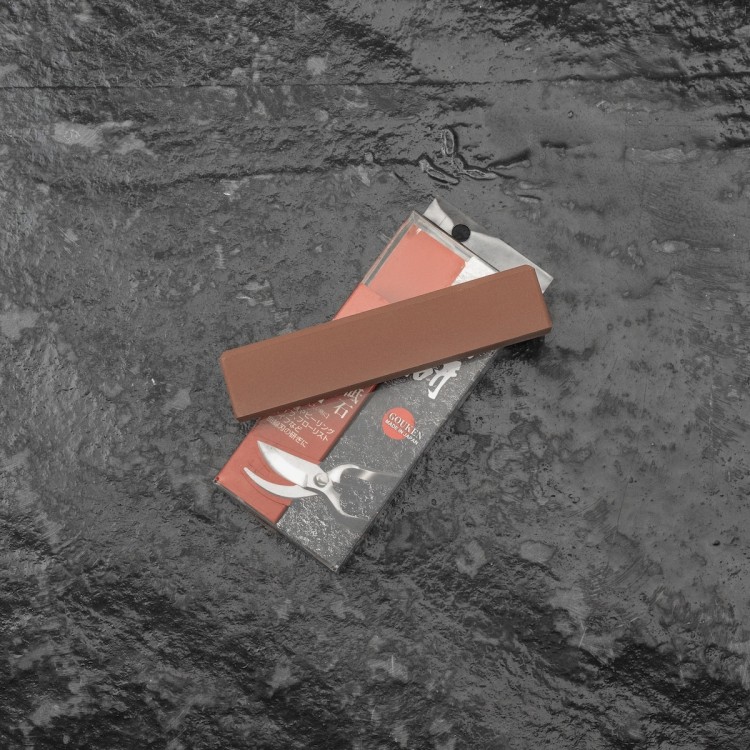 Naniwa Gouken Japoński Kamień Do Ostrzenia Sekatorów i Narzędzi Ogrodowych Profilowany #1000