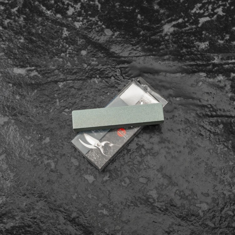 Naniwa Gouken Japoński Kamień Do Ostrzenia Sekatorów i Narzędzi Ogrodowych Profilowany #220