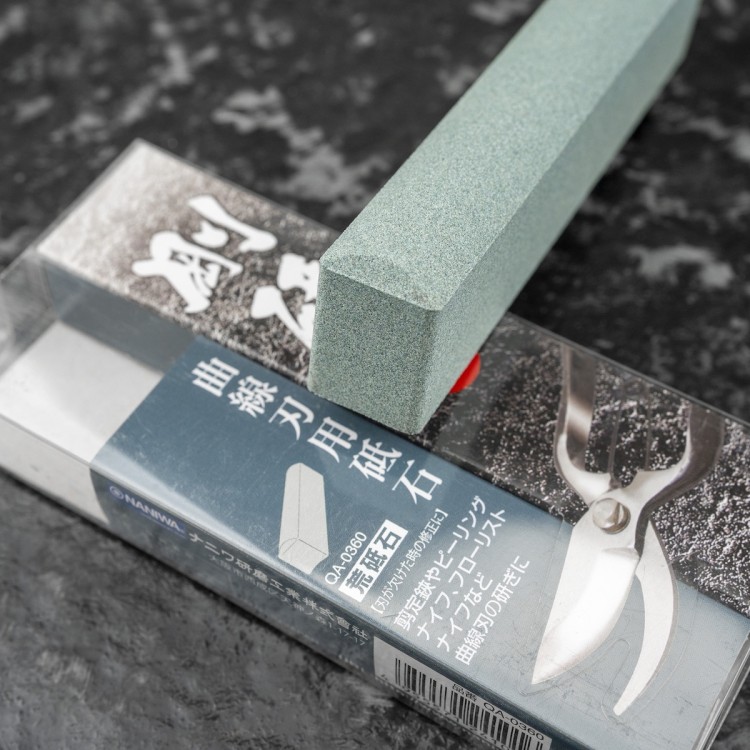 Naniwa Gouken Japoński Kamień Do Ostrzenia Sekatorów i Narzędzi Ogrodowych Profilowany #220