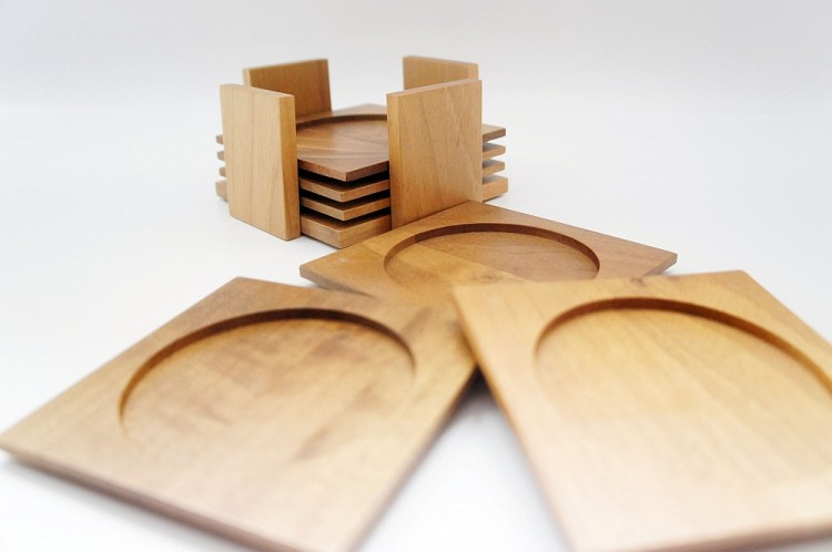 Zestaw 6 Podstawek Pod Szklanki Kufle Filiżanki Ze Stojakiem / Orzech BREKA