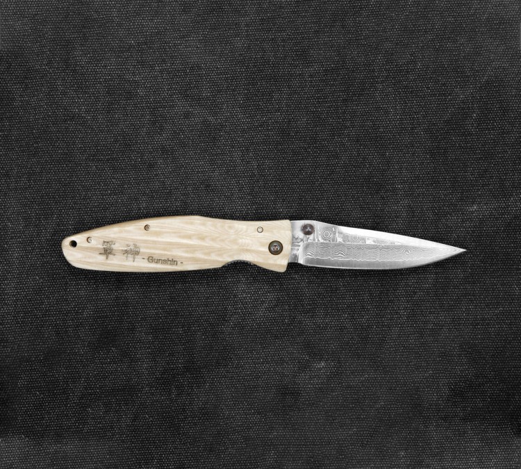 Mcusta Sengoku White Micarta Damascus Japoński Nóż Składany 8,6cm