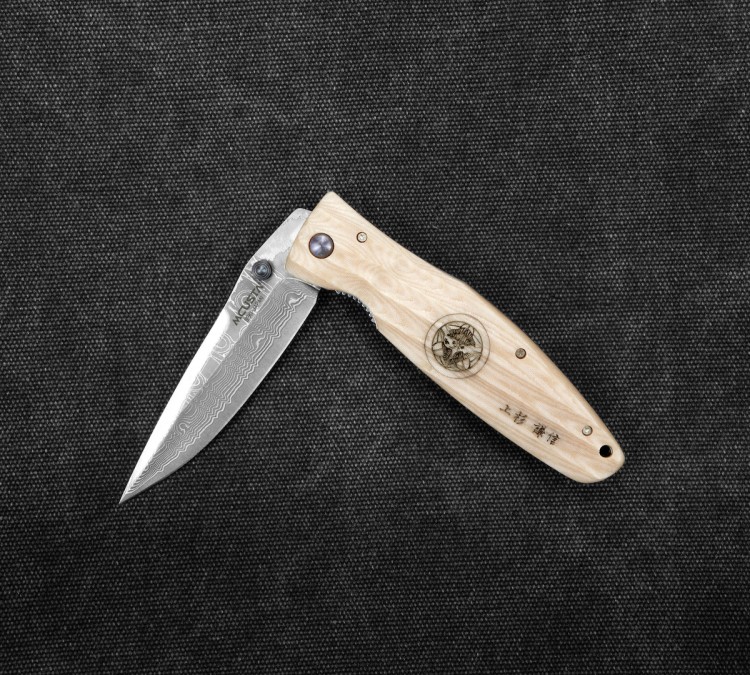 Mcusta Sengoku White Micarta Damascus Japoński Nóż Składany 8,6cm