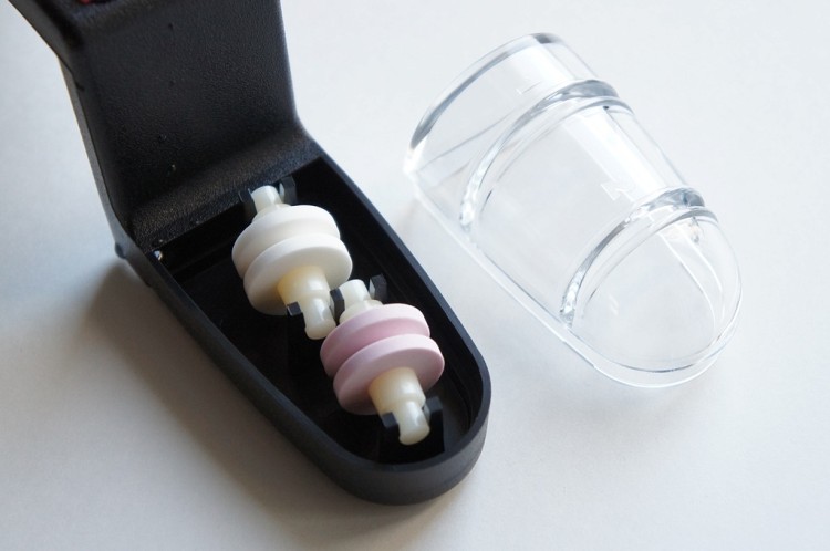 Global MinoSharp Japońska Ceramiczna Ostrzałka Wodna Do Noży 220 Czarno-Czerwona 220BR